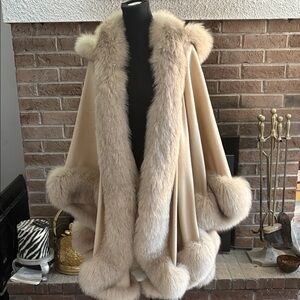 Elegant Cream Cape with Faux Fur Trim